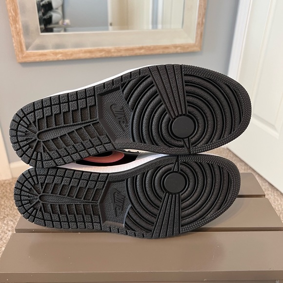 Air Jordan 1 Low - Picture 7 of 8